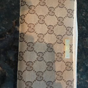 Gucci zip around wallet